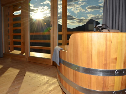 Hüttendorf - Hot Tub: beim Chalet - Holzbadewanne - Naturchalet