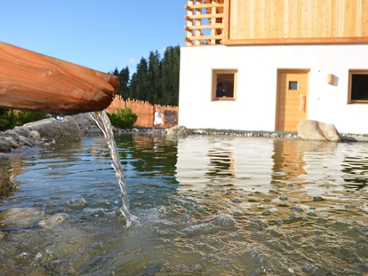 Hüttendorf - Hot Tub: beim Chalet - Naturbadeteich - Naturchalet