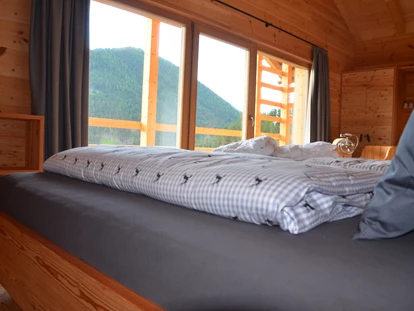 Hüttendorf - Hot Tub: beim Chalet - Schlafzimmer - Naturchalet