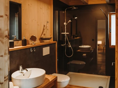 Hüttendorf - Parkplatz direkt an der Hütte - Badezimmer - Oberwald Chalets