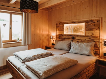 Hüttendorf - Parkplatz direkt an der Hütte - Schlafzimmer Erdgeschoss  - Oberwald Chalets
