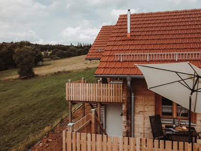 Hüttendorf - Parkplatz direkt an der Hütte - Außenbereich - Oberwald Chalets