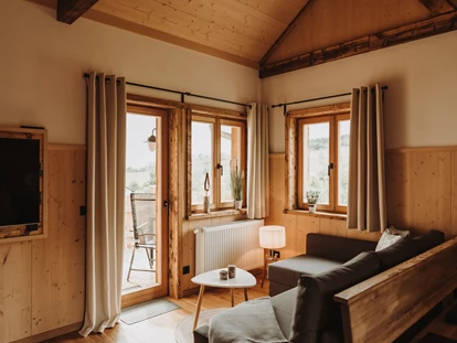 Hüttendorf - Parkplatz direkt an der Hütte - Wohnbereich  - Oberwald Chalets