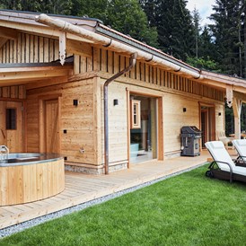 Chalet: Außenwhirlpool 24h beheizt
Finnische Sauna 

eigenen Napoleon-Gasgrill für gemütliche Grillabende auf der eigenen Terrasse - Dreisessel-Chalets 