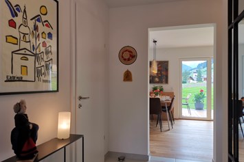 Chalet: Gang mit Blick in Küche & Ausblick auf St. Jakob - Lodge Mira - TYROL PURElife Lodges 
