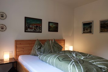 Chalet: Schlafzimmer 1 (Erdgeschoss) - Lodge Mira  - TYROL PURElife Lodges 