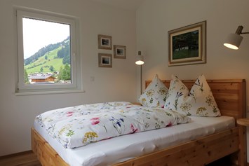 Chalet: Schlafzimmer 3 mit Ausblick auf St. Jakob (erster Stock) - Lodge Mira  - TYROL PURElife Lodges 