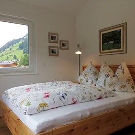 Chalet: Schlafzimmer 3 mit Ausblick auf St. Jakob (erster Stock) - Lodge Mira  - TYROL PURElife Lodges 