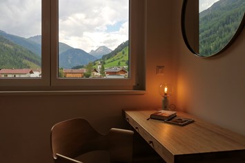 Chalet: Arbeitsplatz im Raum der Infrarotkabine mit Blick auf St. Jakob und die Bergwelt (erster Stock) - Lodge Mira   - TYROL PURElife Lodges 