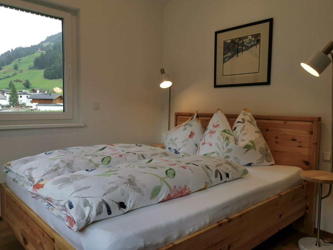 Chalet: Schlafzimmer 3 mit Blick auf Bergwelt - Lodge Sirius  - TYROL PURElife Lodges 