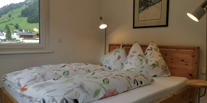 Hüttendorf - Toblach - Schlafzimmer 3 mit Blick auf Bergwelt - Lodge Sirius  - TYROL PURElife Lodges
