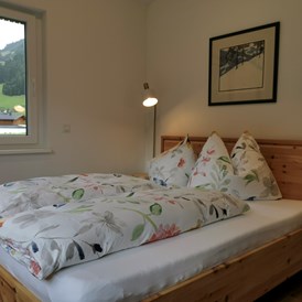 Chalet: Schlafzimmer 3 mit Blick auf Bergwelt - Lodge Sirius  - TYROL PURElife Lodges 