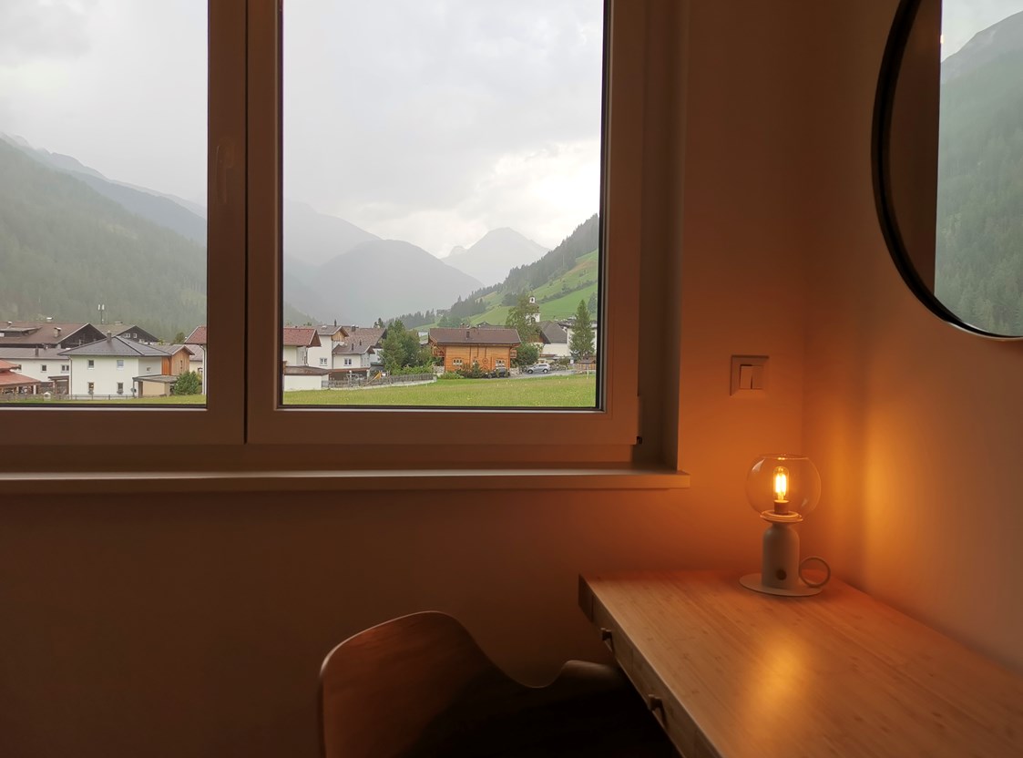 Chalet: Arbeitsplatz im Raum der Infrarotkabine mit Blick auf St. Jakob & der Bergwelt (erster Stock) - Lodge Sirius  - TYROL PURElife Lodges 