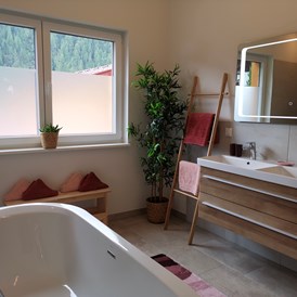 Chalet: Badezimmer mit halb freistehender Badewanne, Regenwalddusche & WC (erster Stock) - Lodge Sirius  - TYROL PURElife Lodges 