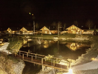 Hüttendorf - Hot Tub: beim Chalet - Das Chaletdorf bei Nacht. - Bayern Chalets