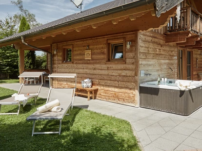 Hüttendorf - Hot Tub: beim Chalet - Alle Chalets haben einen eigenen, umzäunten Garten.  - Bayern Chalets