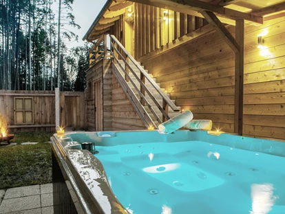 Hüttendorf - Hot Tub: beim Chalet - Ein privater Whirlpool gehört zu jedem Chalet.  - Bayern Chalets
