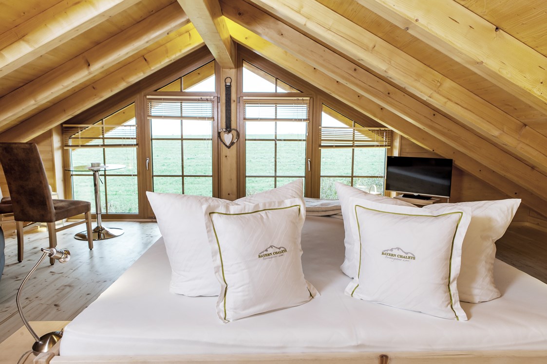 Chalet: Einige Chalets verfügen neben dem Zirbenholz-Schlafzimmer über eine zusätzliche Entspannungsmöglichkeit im beheizten Wasserbett.  - Bayern Chalets