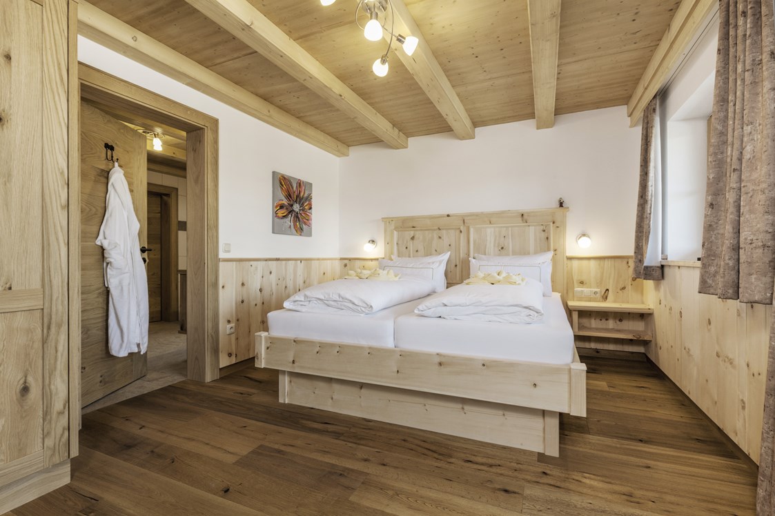 Chalet: Zirbenholz ermöglicht einen besonders erholsamen Schlaf. Alle unsere Chalets verfügen über ein Zirbenholz-Schlafzimmer.  - Bayern Chalets