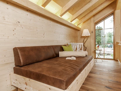 Hüttendorf - Hot Tub: beim Chalet - Manche Chalets verfügen über eine offene Galerie mit Kuschelsofa. - Bayern Chalets