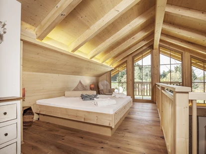 Hüttendorf - Hot Tub: beim Chalet - Gemütliches Ambiente durch viel Holz im Chalet.  - Bayern Chalets