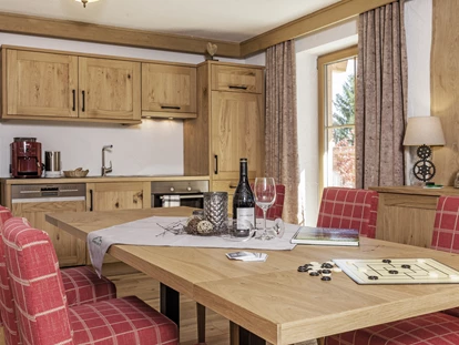 Hüttendorf - Hot Tub: beim Chalet - Sie können sich im Chalet selbst verpflegen, oder sich in unserem Chaletrestaurant verwöhnen lassen. Die Speisen bestellen Sie auch bequem direkt in Ihr Chalet.  - Bayern Chalets