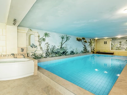 Hüttendorf - Hot Tub: beim Chalet - Das Premium-Chalet verfügt sogar über ein privates Hallenbad. - Bayern Chalets