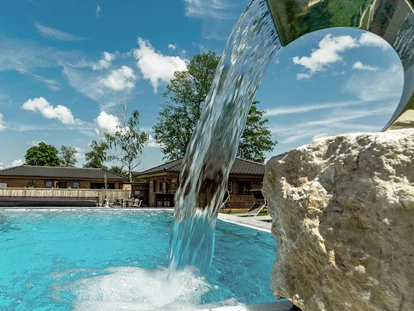 Hüttendorf - Hot Tub: beim Chalet - Das 3.000qm große Wellness u. Spa Bergerbad im Chaletdorf nutzen Sie kostenfrei.  - Bayern Chalets