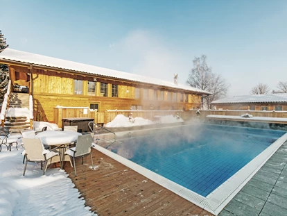 Hüttendorf - Hot Tub: beim Chalet - Wellness und Spa "Bergerbad" mit ganzjährig beheizten Außenpools.  - Bayern Chalets