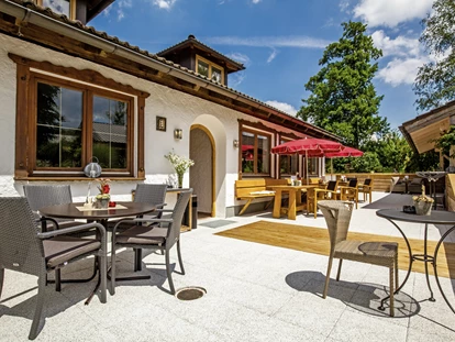Hüttendorf - Hot Tub: beim Chalet - Das Chaletrestaurant hat täglich, ohne Ruhetag für Sie geöffnet.  - Bayern Chalets