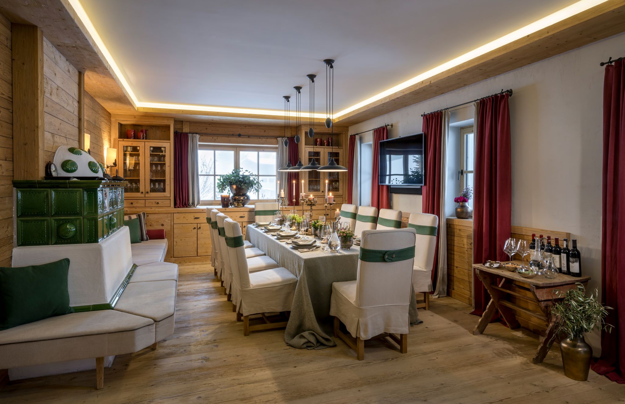 Chalet: Esszimmer mit Kachelofen - Die Schmiedalm