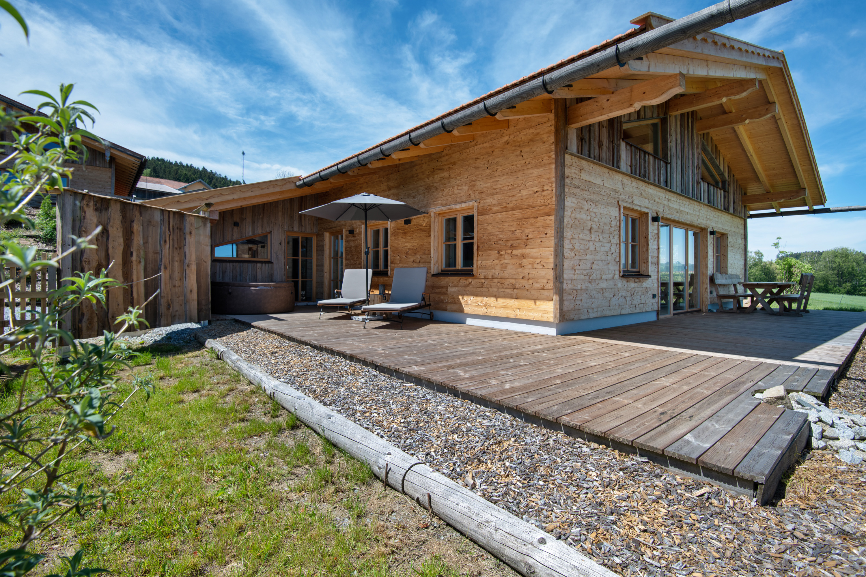 Hüttendorf - Frühstück: Frühstückservice - Terrasse  - Bergbauernchalets 
