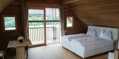 Hüttendorf - Parkplatz direkt an der Hütte - Steiermark - Beispiel -Schlafzimmer eines Chalets - GOLF RESORT KLÖCH