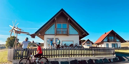 Hüttendorf - Parkplatz direkt an der Hütte - Steiermark - Chalets Traminer - GOLF RESORT KLÖCH