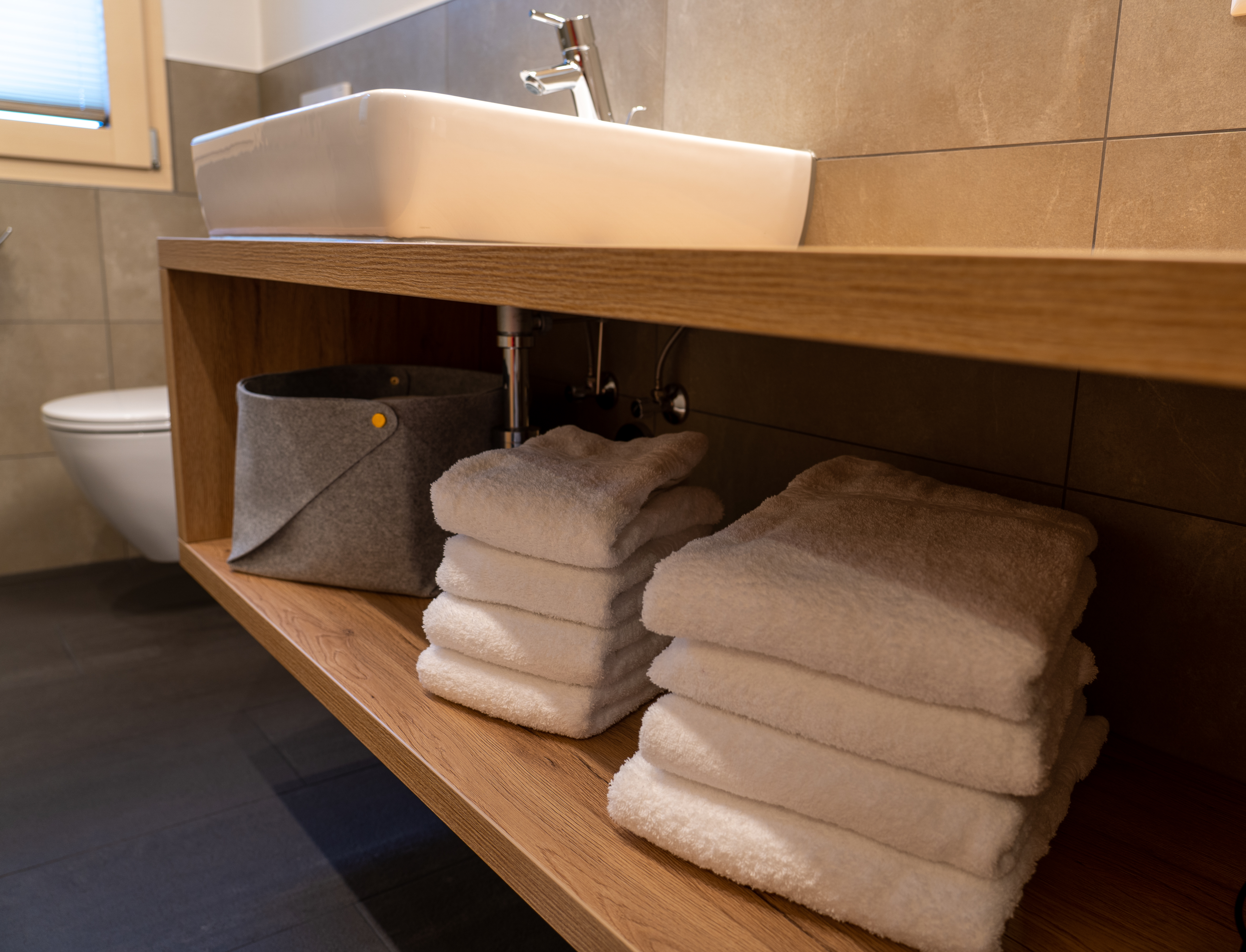 Hüttendorf - Parkplatz direkt an der Hütte - Vorarlberg - Badezimmer  - Woodpecker Chalets