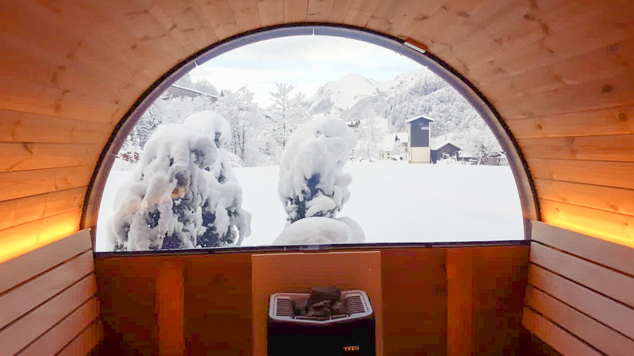 Hüttendorf - Parkplatz direkt an der Hütte - Vorarlberg - Garten Panorama-Fasssauna - Woodpecker Chalets