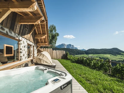 Hüttendorf - Whirlpool: beim Chalet - Chalet Resort - ZU KIRCHWIES