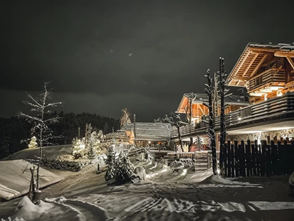 Hüttendorf - Whirlpool: beim Chalet - Chalet Resort - ZU KIRCHWIES