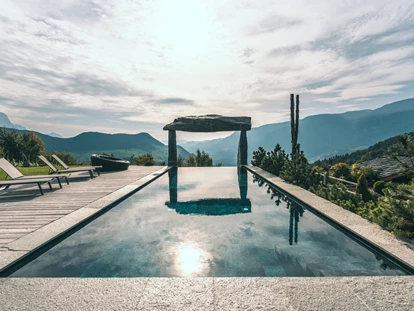 Hüttendorf - Whirlpool: beim Chalet - Chalet Resort - ZU KIRCHWIES