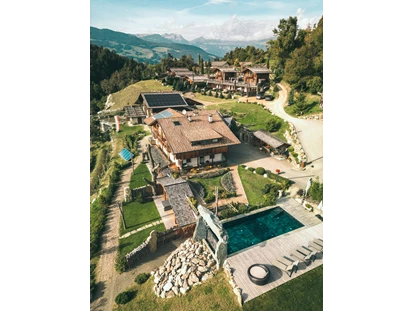 Hüttendorf - Whirlpool: beim Chalet - Chalet Resort - ZU KIRCHWIES
