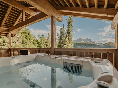 Hüttendorf - Whirlpool: beim Chalet - Chalet Resort - ZU KIRCHWIES