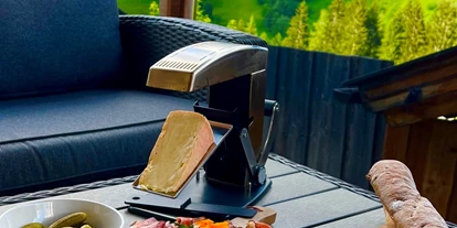 Hüttendorf - Chaletgröße: 4 - 6 Personen - Pinzgau - Feines Raclette oder Pinzgauer Brettljause - auf Vorbestellung - Hüttendorf Maria Alm