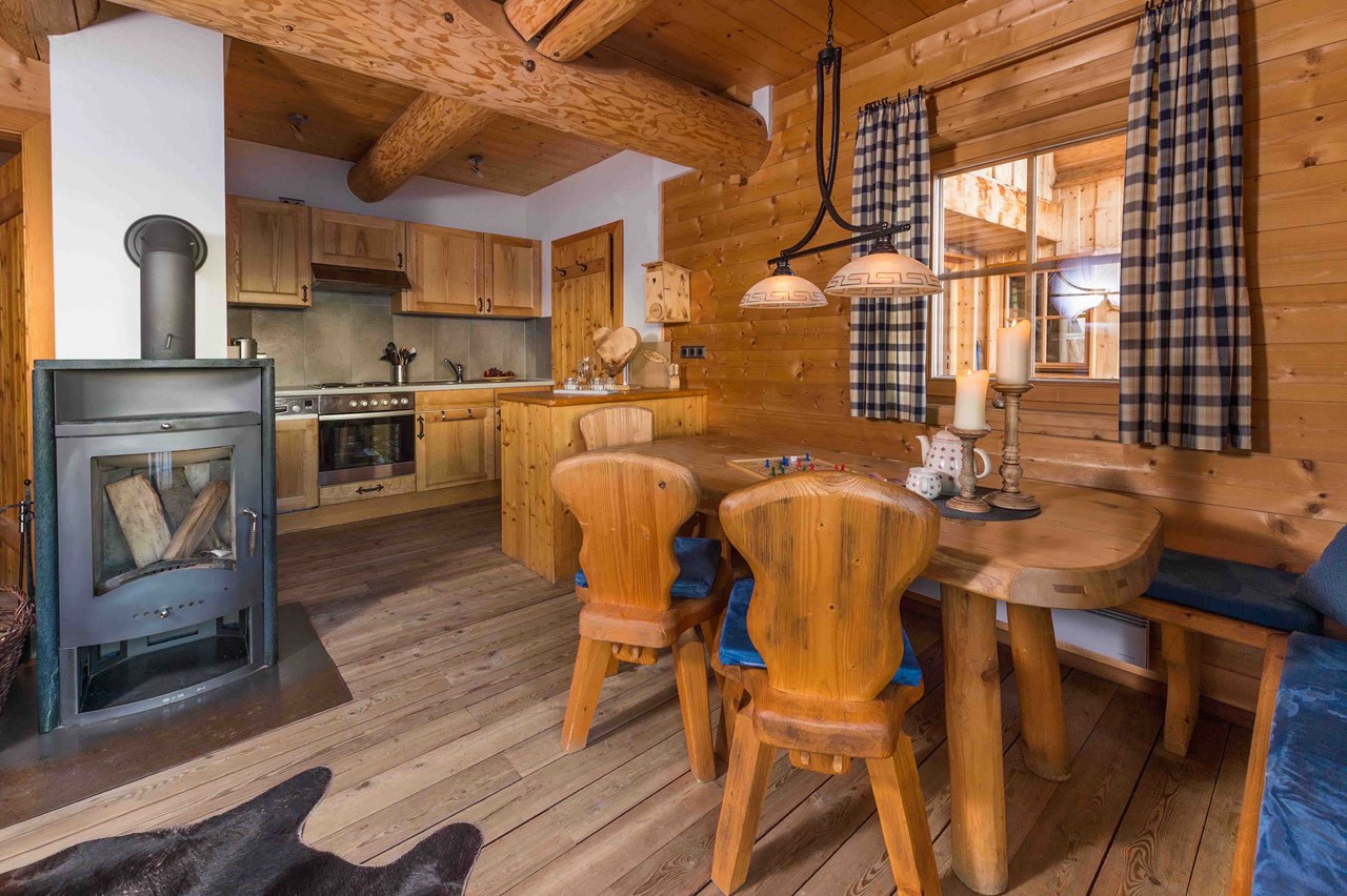 Hüttendorf Maria Alm Hütten im Detail Enzian Chalets