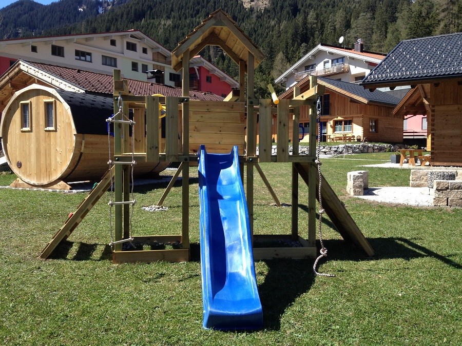 Chalet: Außenbereich mit Spielplatz, Sauna und Grillplatz -  Lechtal Chalets