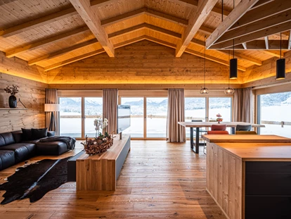 Hüttendorf - Schröcken - Blick in den Wohnbereich - DIE ZWEI Sonnen Chalets