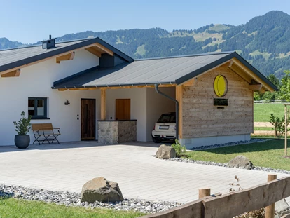 Hüttendorf - Schröcken - Ansicht Caport mit angrenzendem Mehrzweckraum - DIE ZWEI Sonnen Chalets