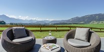 Hüttendorf - Kinderhochstuhl - PLZ 6752 (Österreich) - gemütliche Loungemöbel auf der Terrasse - DIE ZWEI Sonnen Chalets