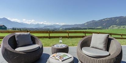 Hüttendorf - PLZ 87527 (Deutschland) - gemütliche Loungemöbel auf der Terrasse - DIE ZWEI Sonnen Chalets