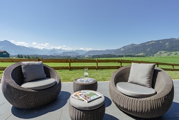 Chalet: gemütliche Loungemöbel auf der Terrasse - DIE ZWEI Sonnen Chalets