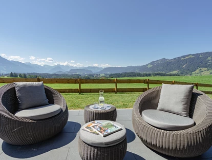 Hüttendorf - Schröcken - gemütliche Loungemöbel auf der Terrasse - DIE ZWEI Sonnen Chalets